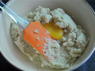 4、爱心杏仁慕斯,加入一个蛋黄，拌匀