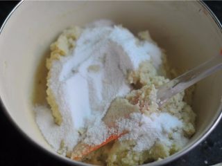 7、爱心杏仁慕斯,加入豆沙里面