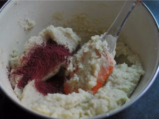 8、爱心杏仁慕斯,倒入红曲粉