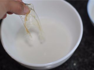 11、爱心杏仁慕斯,放入热牛奶里融化