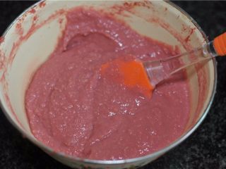 12、爱心杏仁慕斯,将牛奶倒入豆沙糊中，拌匀