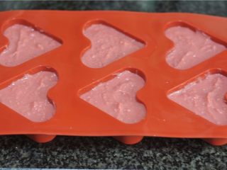 13、爱心杏仁慕斯,将糊糊装入裱花袋，挤进模具，冷冻至硬即可