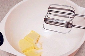 1、桑葚磅蛋糕,黄油室温软化后加糖打到颜色发白，体积膨胀