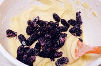 4、桑葚磅蛋糕,加入洗干净沥干水分的桑葚拌匀