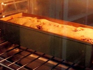 6、桑葚磅蛋糕,送入预热到170°的烤箱中15分钟，表面结皮后在中间用刀子划一下，继续烘焙30分钟，用牙签插入蛋糕，如牙签干净的就可出炉了