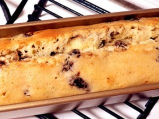 7、桑葚磅蛋糕,冷却后脱模，包好保鲜膜第二天食用更佳