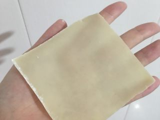 1、简易香蕉饼,拿出一张馄饨皮～
