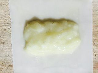 2、简易香蕉饼,将碾碎的香蕉铺在中间～