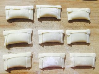 3、简易香蕉饼,折成图中的形状～香蕉不要铺太多.避免炸的时候炸开