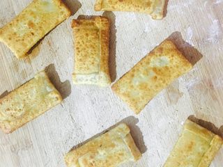 4、简易香蕉饼,将折好的香蕉饼放油中过一下～炸久一点会脆一点～自己掌握噢～很容易炸焦～