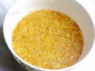 1、虾皮菠菜蛋饼 |,虾皮用点清水泡一下。泡几分钟，倒掉水沥干虾皮。