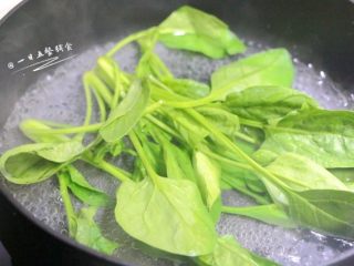 2、虾皮菠菜蛋饼 |,把菠菜清净，锅内水烧开，菠菜焯30秒左右，捞出来沥水、切碎。
