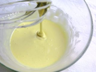 3、虾皮菠菜蛋饼 |,拌匀，呈线状流淌。因为鸡蛋大小不同，牛奶的量会相差有10克左右。