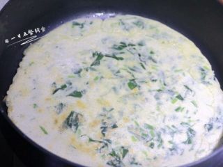 4、虾皮菠菜蛋饼 |,一面煎好后翻面：先把饼慢慢移到盘子上，再将盘子倒扣在锅里，两面煎熟。