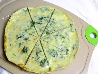 5、虾皮菠菜蛋饼 |,把蛋饼像切披萨一样切开。