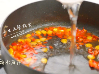 9、鸡蛋豆腐鲜虾羹,加入玉米、红椒翻炒半分钟,加半碗水煮开。