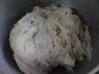 5、圣诞史多伦,用厨师机揉成细腻的面团