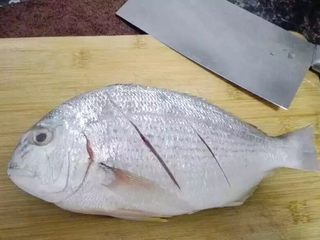 2、清蒸鱼,把鱼杀好后清洗干净，沥干水然后在鱼两面斜切两刀