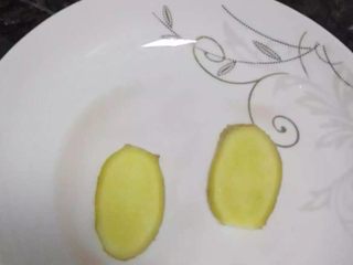 3、清蒸鱼,切两片姜放在盘底，防止粘盘