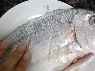 4、清蒸鱼,把鱼两面均匀的抹上精盐，鱼肚子里也抹点，放在盘里