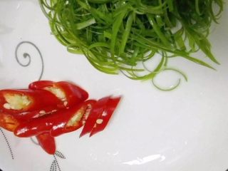 6、清蒸鱼,这时候就切点红辣椒和葱丝，葱只要绿色的部分