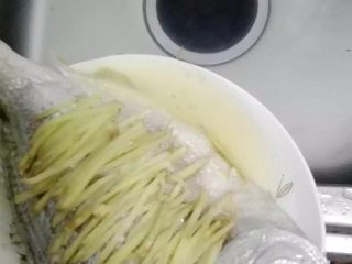 7、清蒸鱼,鱼蒸好后小心的取出来，不要烫到手了哦，把蒸出来多余的水倒掉点