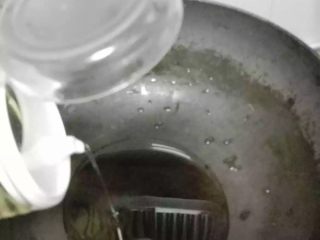 9、清蒸鱼,锅里放点油，不要太多，烧热后淋在鱼身上，香味就出来了