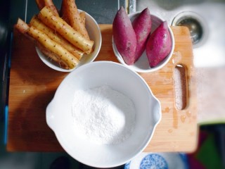 1、紫薯山药糯米饼（微笑饼）,准备食材。所需要的主要食材有:紫薯、山药、糯米粉。