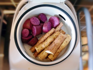 2、紫薯山药糯米饼（微笑饼）,将紫薯和山药清洗干净，并将紫薯切成小块，一起放在蒸锅上蒸。