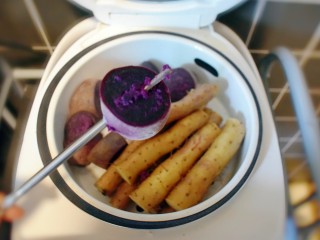 3、紫薯山药糯米饼（微笑饼）,约二十分钟后，选一块比较大的紫薯，若用筷子可以轻松的穿透，则说明已蒸熟。