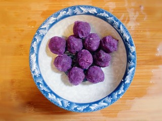 6、紫薯山药糯米饼（微笑饼）,将紫薯泥揉成大小均匀统一的小团子，备用。