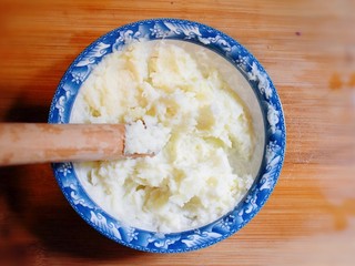 8、紫薯山药糯米饼（微笑饼）,用擀面杖的一头，将山药捣成泥。