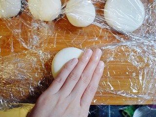 15、紫薯山药糯米饼（微笑饼）,再用手按扁，成饼状。