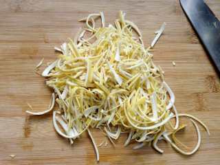 3、蜂蜜柚子茶,用刀将柚子皮切细细的丝，尽量细，在泡的时候会容易去除的内部的苦涩味。