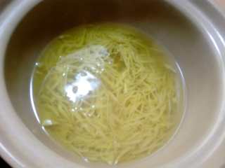 7、蜂蜜柚子茶,加水没过柚子皮就可以，烧开后用，小火煮十分钟，为了去除一部分的苦涩味。