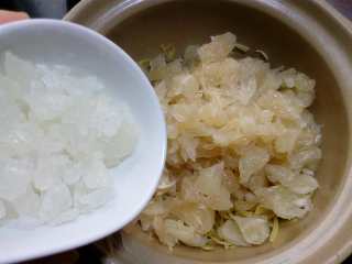 8、蜂蜜柚子茶,煮好的柚子皮，沥去水分。柚子肉和皮都处理好以后，我们要开始熬喽。