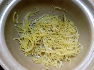 9、蜂蜜柚子茶,加入柚子皮、果肉和冰糖。