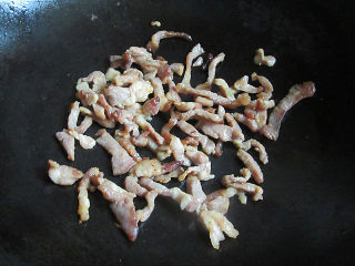 5、肉丝木耳疙瘩面汤,热锅注入油,快速炒至肉丝八分熟即可