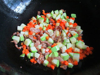 6、肉丝木耳疙瘩面汤,加入胡萝卜丁、西葫芦丁一起翻炒一分钟盛出