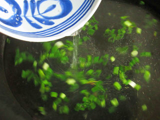 7、肉丝木耳疙瘩面汤,用底油将葱花爆香后,注入4碗高汤或清水