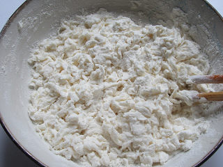 8、肉丝木耳疙瘩面汤,在煮烫的时候,将自来水龙头调至最小,细如粉丝装即可,滴入碗中,用筷子快速调拌面粉,拌成很小的絮状即可,当然如果您喜欢吃大一点的疙瘩面,也可以拌大一点