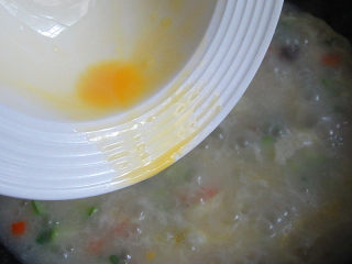 10、肉丝木耳疙瘩面汤,将蛋液浇在疙瘩面汤中