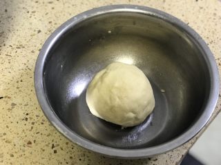 1、白皮酥,油酥材料混合揉成团即可,用保鲜袋装好。