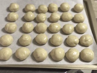 4、白皮酥,将油酥油皮及馅料都平均分成16份儿,大概是油酥每个13克;油皮每个21克;馅料25克一个。