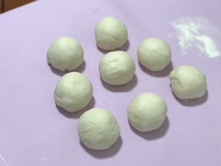 5、白皮酥,将一个油皮用手按扁,包入一个油酥,收好收口滚圆,依次完成所有,操作的时候将面团都盖上保鲜膜。