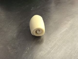 9、白皮酥,从下到上卷起,完成所有的面团后盖上保鲜膜备用。