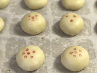 13、白皮酥,依次完成所有后稍按扁,用筷子沾少许红色色素装饰。