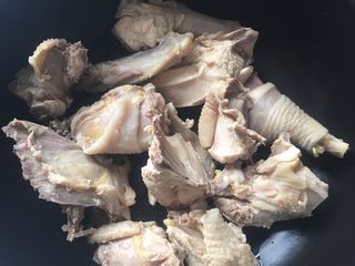 6、老母鸡汤,放入砂锅中