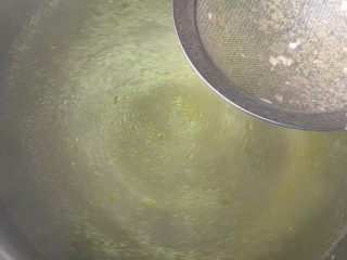 7、老母鸡汤,焯鸡块的水去掉浮沫