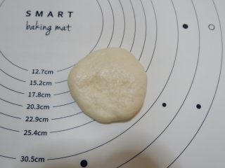 7、椰蓉菊花面包,取一份面团压扁